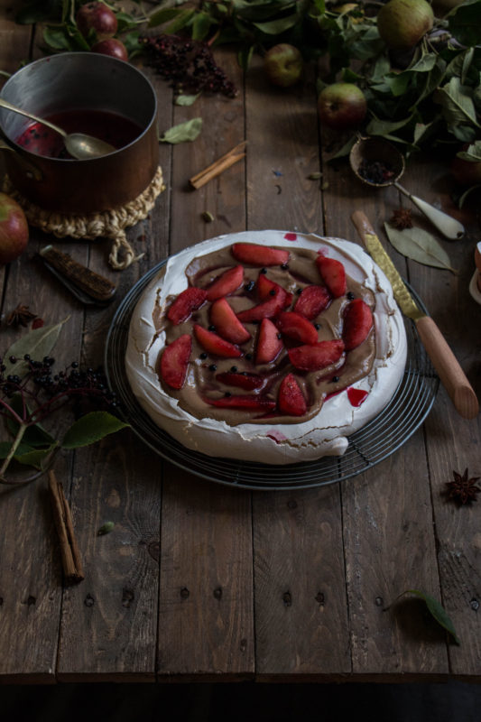 pavlova with apples and elderberries and chai custard-1-5