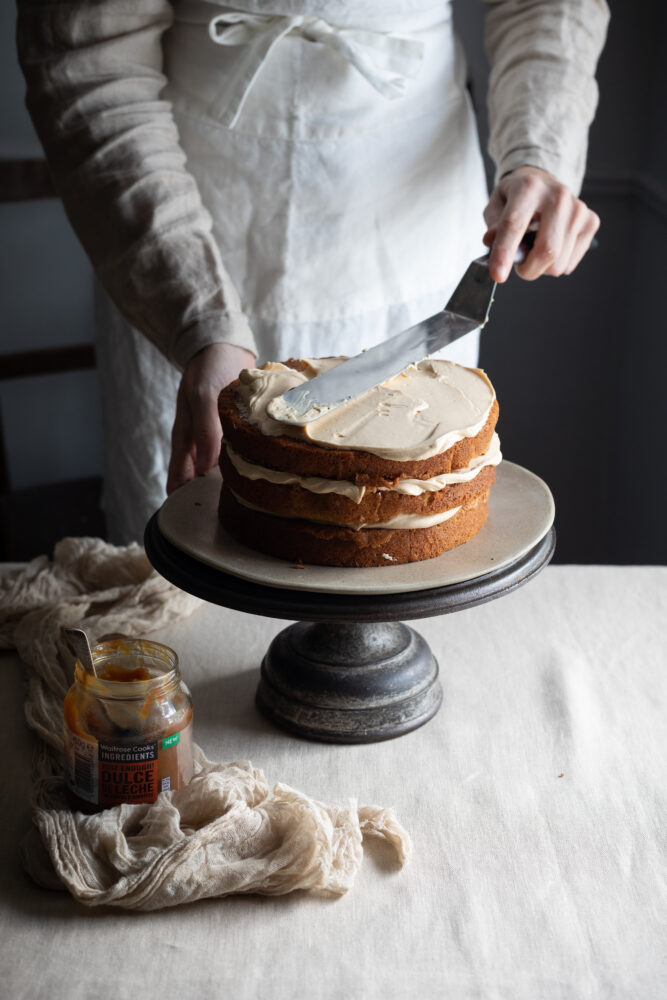 icing cake